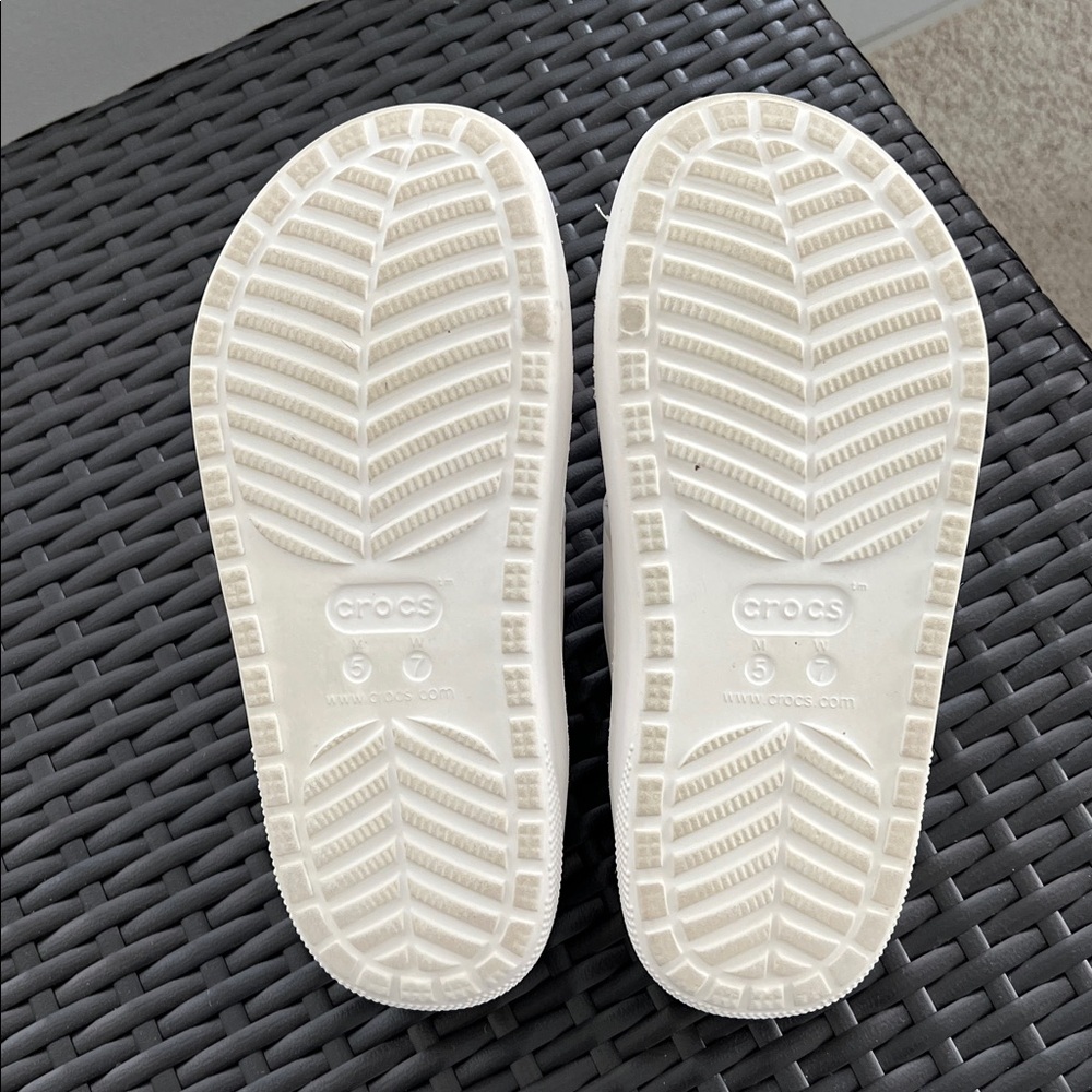 Crocs ladies white fuzzy sandals - Picture 4 of 4